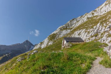 İsviçre 'nin Appenzell bölgesindeki hava durumu istasyonuyla birlikte Santis Dağı' nın tepesinde.