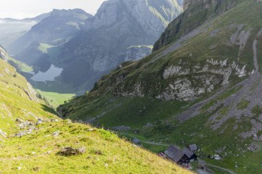 Appenzell, İsviçre 'deki Alpstein sıradağları. Vadide sis ve Seealpsee Gölü manzarası var.