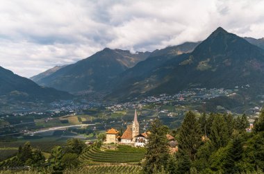 Arka planda Meran vadisi kâsesi olan Güney Tyrol 'daki Aziz George köyü manzarası