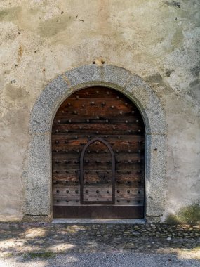 İtalya 'nın Meran kasabasında eski bir ortaçağ ahşap kapısı