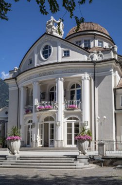Meran, İtalya - 17 Temmuz 2025: Meran, İtalya 'daki neo-klasik spa binasının (Almanca 