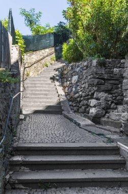 İtalya 'nın Meran şehrinde yaz boyunca eski güzel ortaçağ sokakları