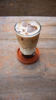 Bardakta servis edilen Palm Sugar ile buzlu kahve.