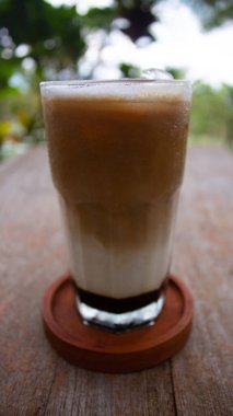 Bardakta servis edilen Palm Sugar ile buzlu kahve.