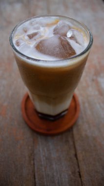 Bardakta servis edilen Palm Sugar ile buzlu kahve.