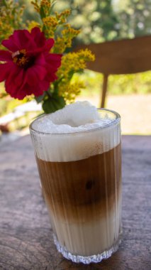 Tahta Masada Çiçek Dekorasyonlu Buzlu Soya Sütü Kahvesi