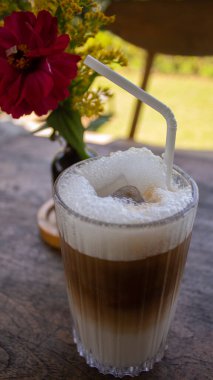 Tahta Masada Çiçek Dekorasyonlu Buzlu Soya Sütü Kahvesi