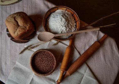Büyük bir alanda ekmek pişirmek için gerekli bileşenleri içeren kompozisyon