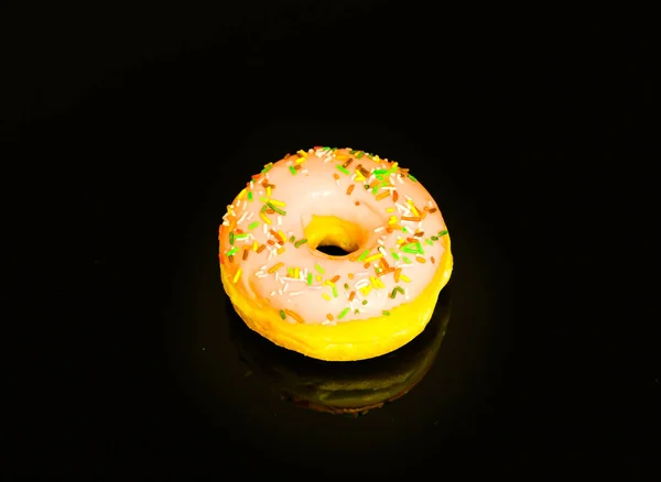 Saboroso Deliciosamente Olhando Donuts Fundo Preto — Fotografia de Stock