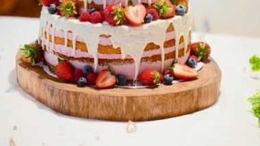 Meyveli düğün pastası masada..