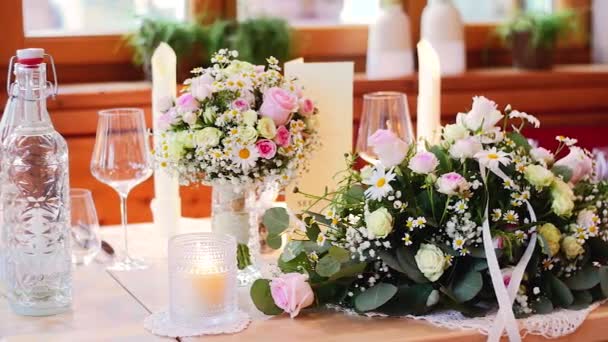 Configuración de flores de boda en el hotel . — Vídeos de Stock