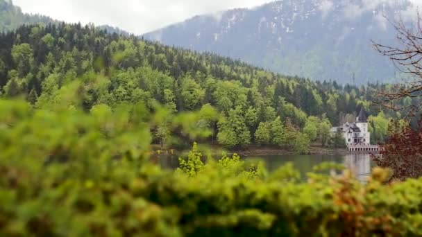 Gyönyörű kilátás nyílik a tóra a hegyek közepén.. — Stock videók