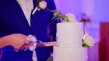  Mutlu yeni evliler pastayı keser.