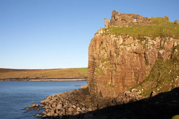 Fästning på en kulle i havet — Stockfoto