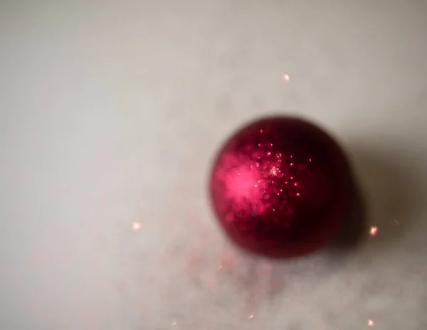 Arka plan kırmızı Noel top ile.