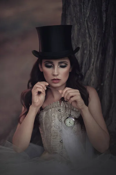 Siyah silindir şapkalı, elinde saati olan güzel bir esmer..