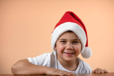 Sevimli küçük Noel Baba yardımcısı, gülümseyen çocuk, Noel.