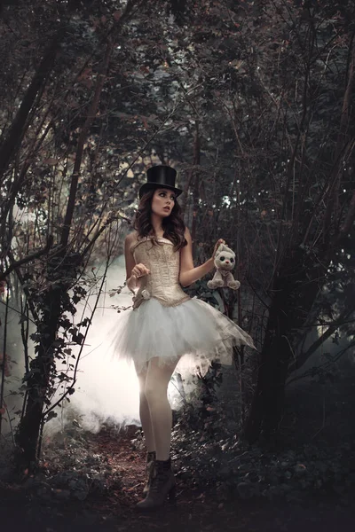 Alicia en el País de las Maravillas en el bosque mágico . — Foto de Stock