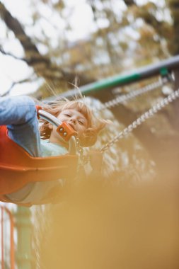 Salıncaktan hoşlanan engelli çocuk