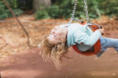 Salıncaktan hoşlanan engelli çocuk