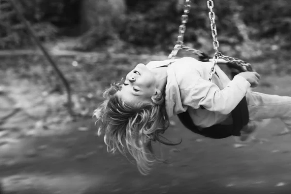 Salıncaktan hoşlanan engelli çocuk