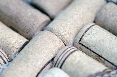 Beyaz ve kırmızı şarap üreticilerinden bir çok farklı şarap mantarı belirli bir pozisyonda dizilmiş, arka plan yakın plan. Şarap mahzeni konsepti, şarap kültürü