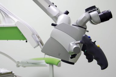Yeni bir diş kliniğinde cerrahi mikroskop. diş mikroskobu