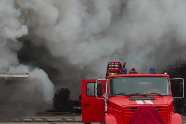 İtfaiye ve yardım. Yangının dumanında itfaiye arabası