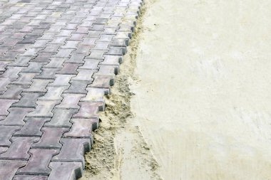 Meydanda, yolda, kaldırımda yeni kaldırımlar vardı. kumdaki gri asfalt levhalar