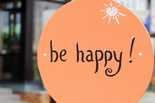 Légy Boldog Felirat Egy Narancssárga Táblán Utcán Hívogatva Boldogságot — Stock Fotó