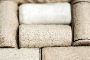 Şarap mantarları kapanıyor. Şarap mahzeni ve kırmızı beyaz şarap tatma kavramı. eski tıkanıklık