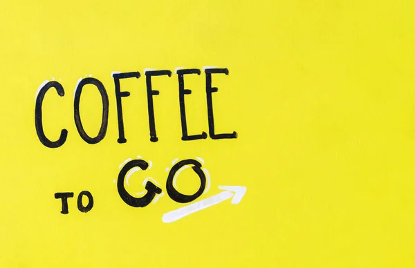 Coffeetogo-Inschrift im Retro-Stil auf gelbem Hintergrund. Kaffee-Konzept herausnehmen. Kaffee zum Mitnehmen und Kaffee zum Mitnehmen. Vintage-Zeichnung für Getränkekarte oder Café-Thema — Stockfoto