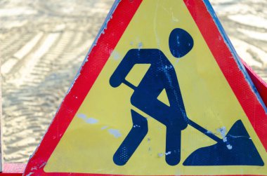 Eski püskü ve çizik yol tabelası tamiri. Yol işçiliğinin taşrasına karşı