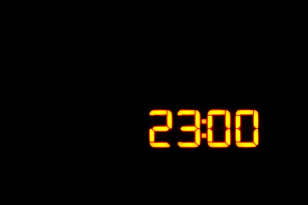 Uyku vakti. İyi geceler. Tam akşam vakti. Saat 23: 00 'te, elektronik saat ekranında.