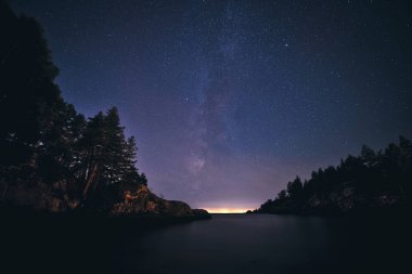 Muhteşem Britanya Kolumbiyası Kanada 'da, Pasifik' in kuzeybatısındaki Bowen Adası 'nda Samanyolu, bulutsular ve yıldızların manzaralı büyülü ve ruhani gece göğü..