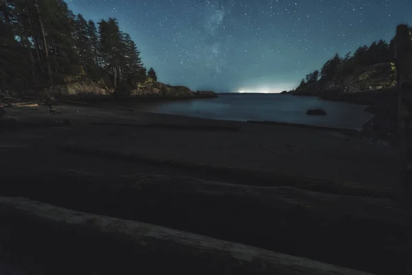 天の川 太平洋の北西部のボーエン島の星を望む魔法のようなエーテルのような夜空ブリティッシュ コロンビア カナダ — ストック写真