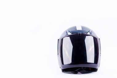 Beyaz arka planda motosiklet kaskı güvenlik nesnesi izole edildi