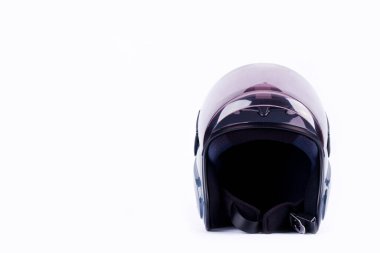 Beyaz arka planda motosiklet kaskı güvenlik nesnesi izole edildi