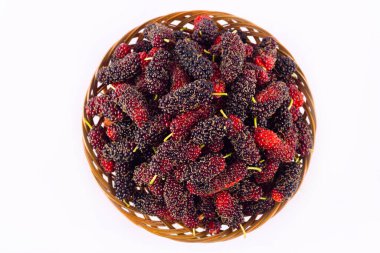  Kahverengi sepetteki olgun dut vitaminli bir meyvedir. beyaz arka planda sağlıklı dut meyvesi izole edilmiş