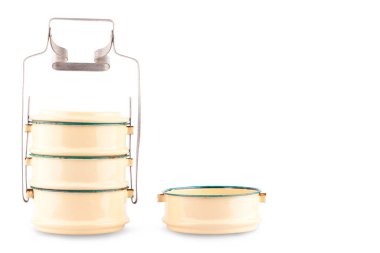 Beyaz arka planda yiyecek ambalajı için tiffin kutusu veya yiyecek kabı Tayland ve mutfak gereçleri nesnesi izole