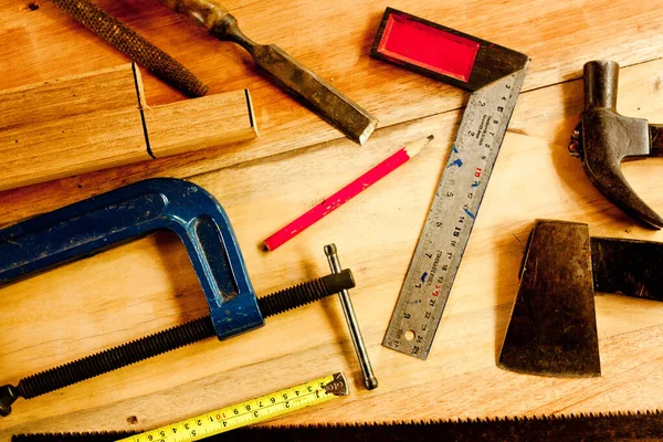 Makinist karesi, tahta kalem, çekiç, testere, klemp, keski, mengene, mezura, marangoz için dosya ahşap arka plan nesnesi izole edilmiş.