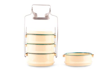 beyaz arka planda renkli retro yemek taşıyıcısı ile pinto natinto thailand mutfak gereçleri nesnesi izole