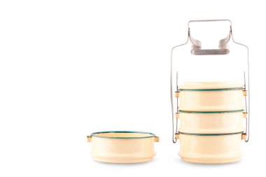 Tahta arka planda elektrikli testere veya elektrikli testere tahtadan yapılmış nesne izole edilmiş.