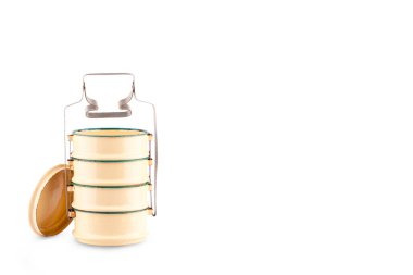 Beyaz arka plan mutfak gereçleri nesnesinde bulunan tiffin yemek taşıyıcısı.