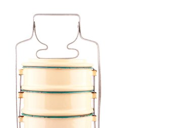 Tahta arka planda elektrikli testere veya elektrikli testere tahtadan yapılmış nesne izole edilmiş.