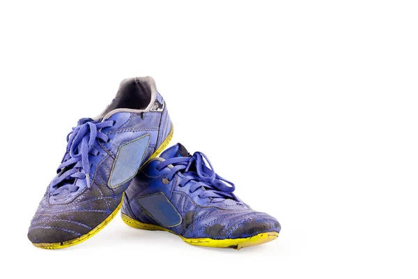 Eski Mavi Yıpranmış Futsal Spor Ayakkabıları Beyaz Arka Plan Futbol — Stok fotoğraf