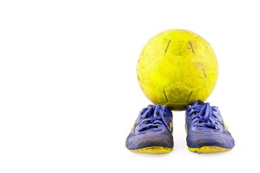 Eski futbol ayakkabıları hasarlı ve kirli sarı futsal topu beyaz arka plan futbol nesnesinde izole edilmiş.