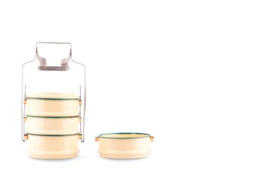 Beyaz arka plan mutfak eşyaları üzerindeki sarı antika gıda taşıyıcıları izole edildi