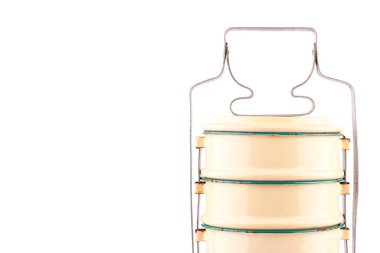 Sarı antika gıda taşıyıcıları mutfak gereçlerini kapatır. 