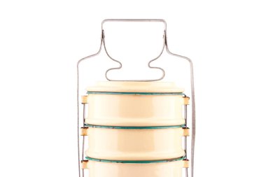 Beyaz arka plan mutfak eşyaları üzerindeki sarı antika gıda taşıyıcıları izole edildi